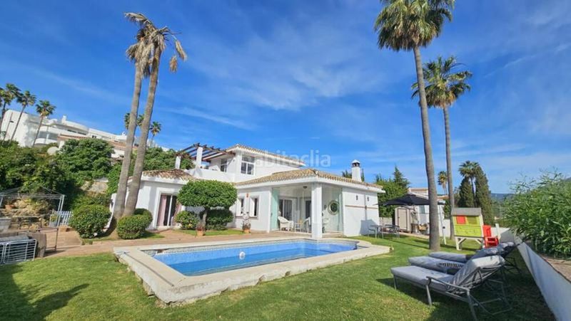 Foto f14d7784-0b34-49bc-b7cd-343a9937f1ce. Casa amb aparcament piscina a Estepona golf Estepona