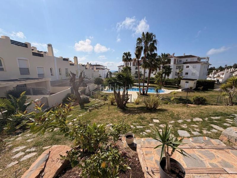 Foto c054c968-184b-4f34-9d31-9922d83b6b8d. Casa adossada amb aparcament piscina a Calahonda Mijas
