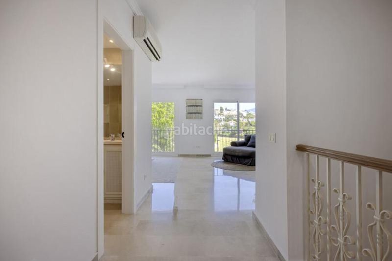 Foto f3075691-4838-4dbd-af63-3cc10e733927. Casa adossada amb aparcament a La Quinta Benahavís