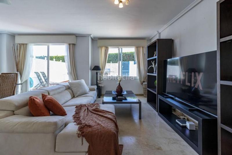 Foto 5180a273-dbbc-4499-85df-e0dbbdf5ae7b. Casa adossada amb aparcament piscina a Bel - Air Estepona
