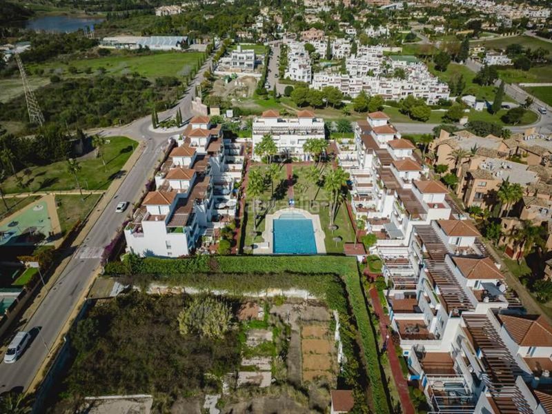 Foto 95757ae2-d32c-42d8-b31a-202a4c34bae7. Casa adossada amb aparcament piscina a Bel - Air Estepona