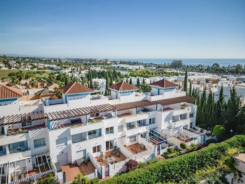Foto b64b781d-5a37-4b16-b518-87cf69c40e61. Casa adossada amb aparcament piscina a Bel - Air Estepona