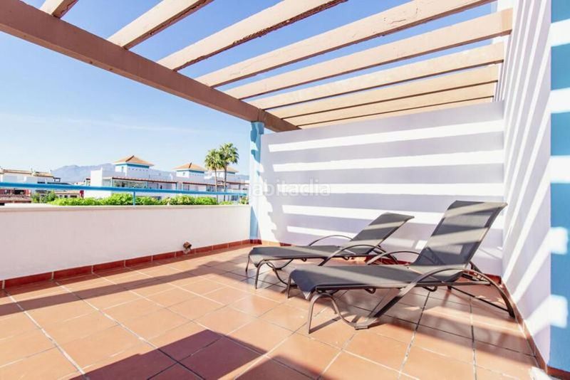 Foto e9451422-bf83-4e10-a1e9-1e5f6cdadeb0. Casa adossada amb aparcament piscina a Bel - Air Estepona