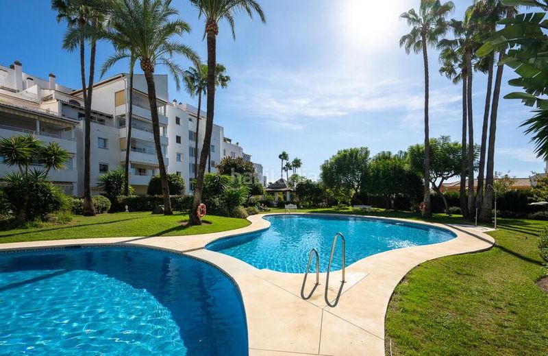 Foto 2b035093-ecb3-4a24-81ec-5a4606314827. Apartament amb aparcament piscina a Nueva Atalaya Estepona