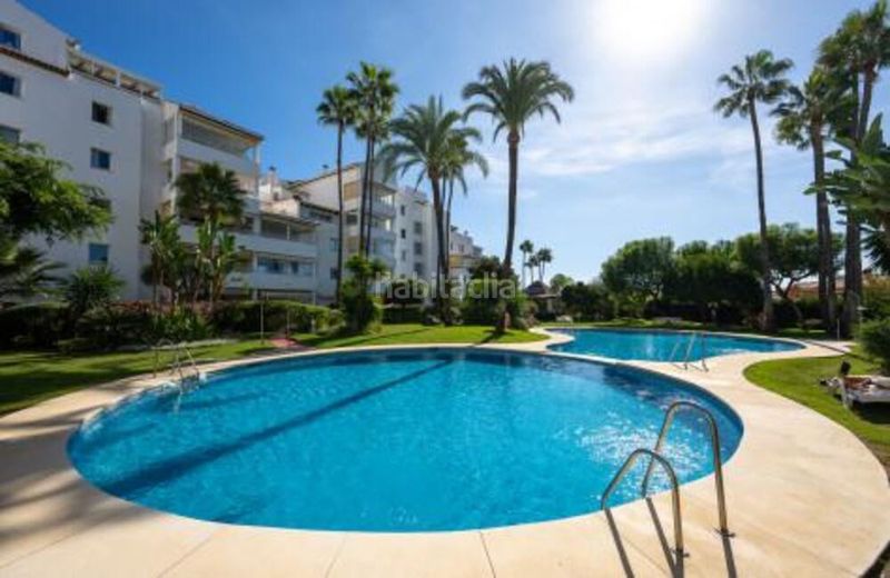 Foto b3e327cf-d039-4745-8111-5821aff9a54a. Apartament amb aparcament piscina a Nueva Atalaya Estepona