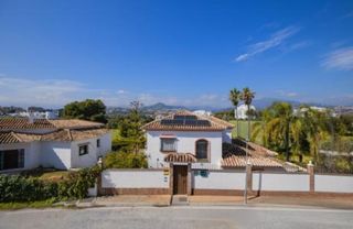 Maison jumelée à Guadalmina Alta. Elegante adosado en primera línea de golf en guadalmina alta