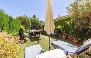 Casa adosada en Zona Centro Comercial Torrequebrada. Adosado junto al campo de golf con jardín privado en torrequebra