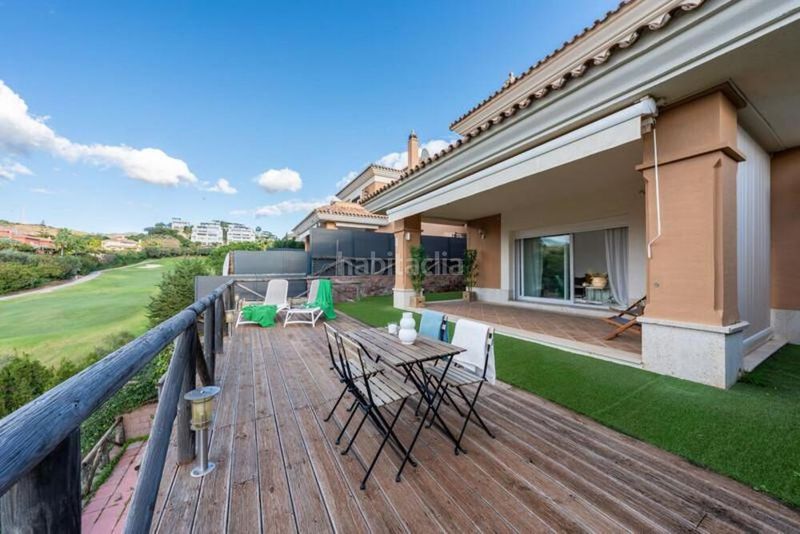 Foto 158e42de-32b0-4476-9b86-9e26fd32c312. Casa aparellada amb aparcament piscina a Santa Clara Marbella