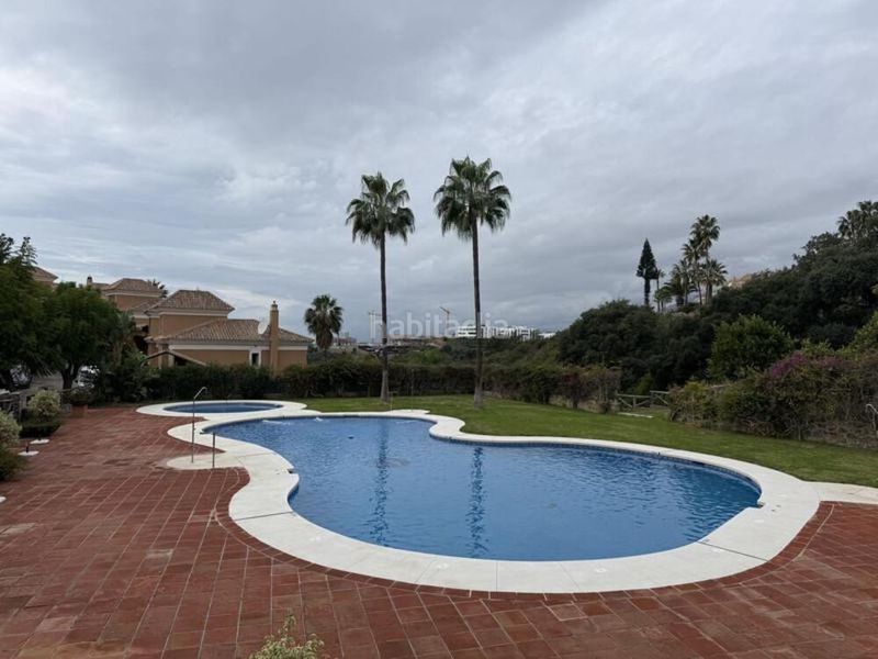 Foto 1f43e314-fa79-40a5-aeb3-b1cc88d5af00. Casa aparellada amb aparcament piscina a Santa Clara Marbella