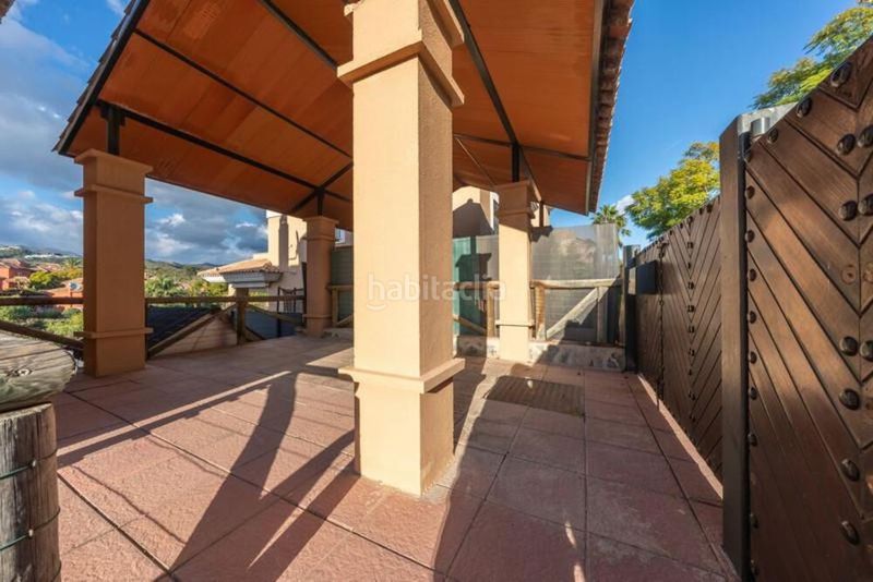 Foto 7f9e36a8-71b3-4f5a-86b5-5d0e655e83b8. Casa aparellada amb aparcament piscina a Santa Clara Marbella