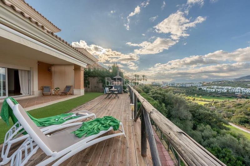 Foto 83c44de0-1669-494d-89d8-ad76574f6985. Casa aparellada amb aparcament piscina a Santa Clara Marbella
