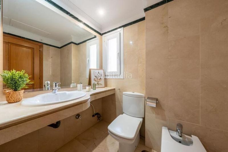 Foto b979a645-329d-4e29-bc2d-2f46c28290f5. Casa aparellada amb aparcament piscina a Santa Clara Marbella