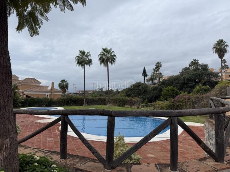 Foto eae96d32-9527-4fed-a3f8-6e56b49db358. Casa aparellada amb aparcament piscina a Santa Clara Marbella