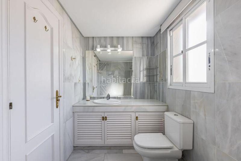 Foto 07389300-d79f-4639-9703-d6b5c77cbc77. Casa adossada amb aparcament piscina a Sotoserena Estepona
