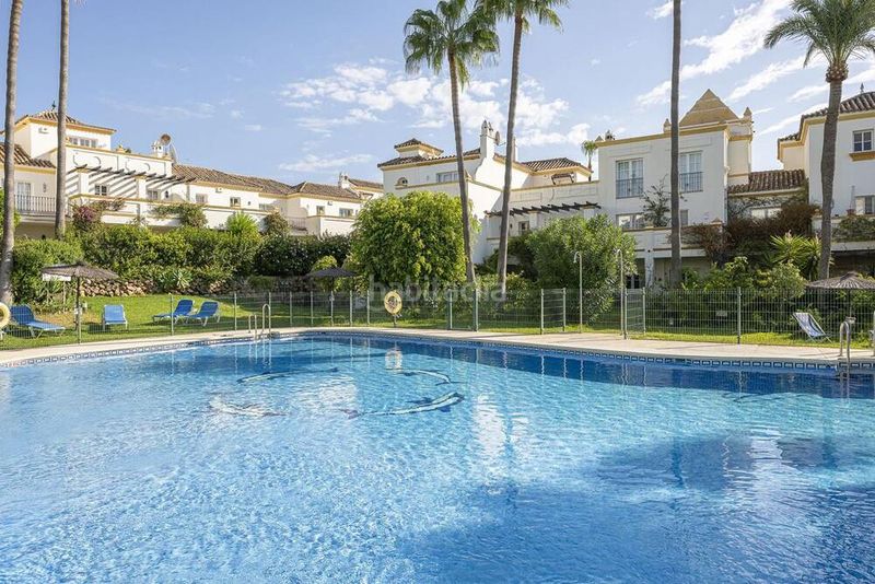 Foto 166930e7-fb6d-49b6-9bd5-506ec48343b0. Casa adossada amb aparcament piscina a Sotoserena Estepona