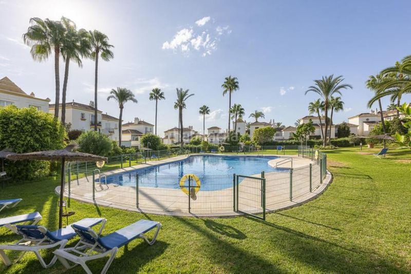 Foto 25fa2a9c-b1f4-4d03-91f7-a2696291c415. Casa adossada amb aparcament piscina a Sotoserena Estepona