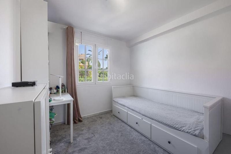 Foto 4cd3d4c6-d590-4c2b-8413-94847c0a5a99. Casa adossada amb aparcament piscina a Sotoserena Estepona