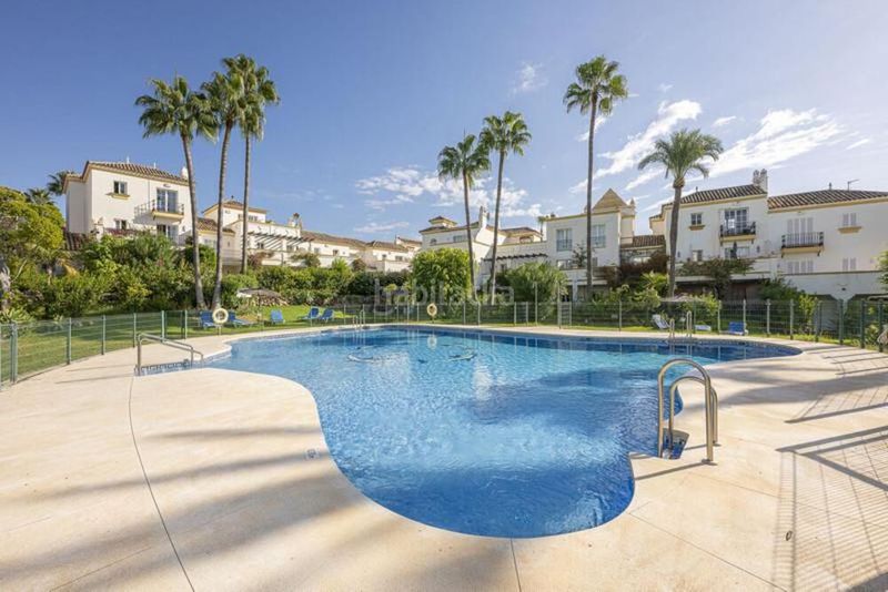 Foto 51c7f895-3e45-4cd6-b2df-01e39f3cd552. Casa adossada amb aparcament piscina a Sotoserena Estepona
