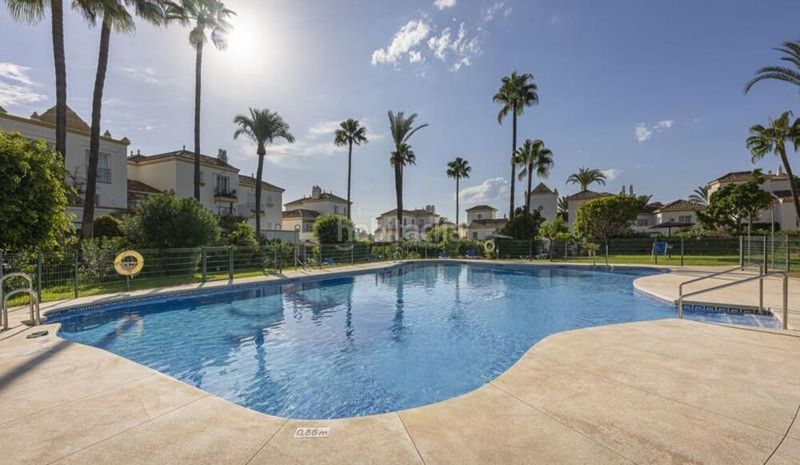 Foto ac1f5803-1fa0-43ab-8f23-ab4fbbb5677b. Casa adossada amb aparcament piscina a Sotoserena Estepona