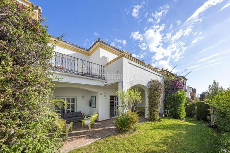 Foto b53a9bf9-ede5-46cb-8ef3-45ffbac4a701. Casa adossada amb aparcament piscina a Sotoserena Estepona