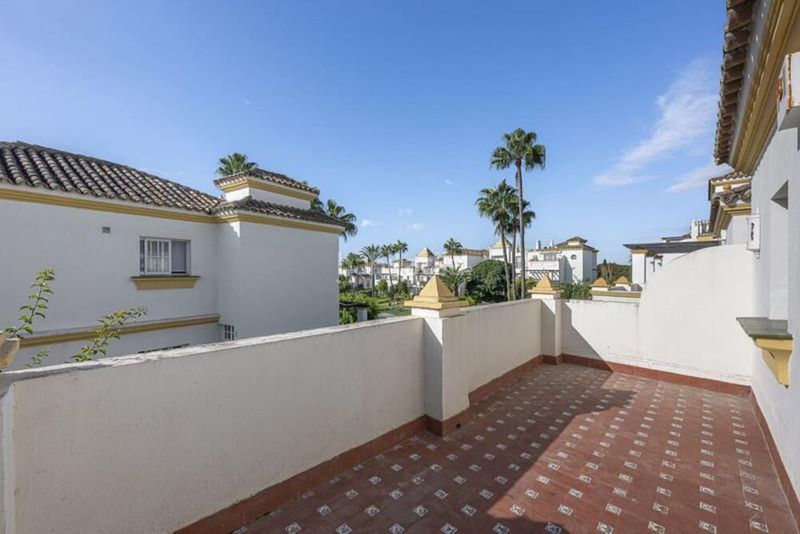 Foto c99750f3-a6dd-420d-b693-4b1015b91be3. Casa adossada amb aparcament piscina a Sotoserena Estepona