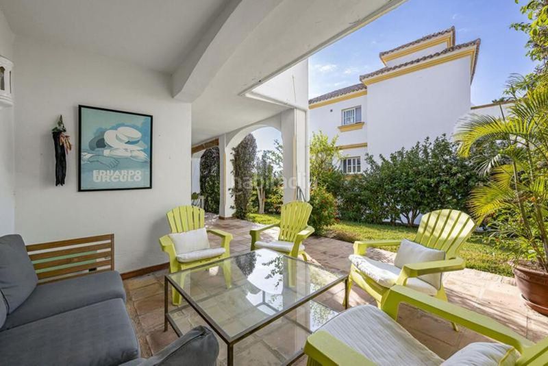 Foto d7fd9384-6a4a-46cb-8d8b-2d9fac81285c. Casa adossada amb aparcament piscina a Sotoserena Estepona