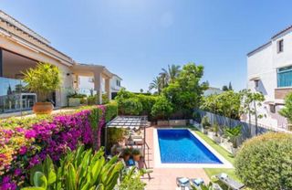 Casa a Calahonda. Excepcional villa de 6 dormitorios con licencia turística en el