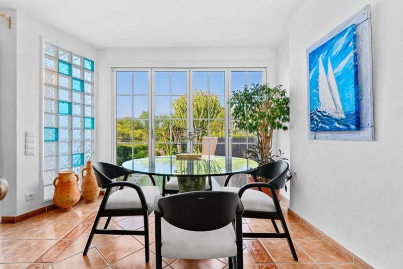 Foto 6e006b0e-2897-4e0c-9d94-30b98f431af5. Casa adossada amb aparcament a Seghers Estepona