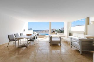 Apartament a Los Naranjos. Elegante apartamento de dos dormitorios con piscina privada en l