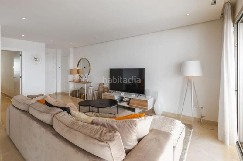 Foto 8c026640-eb89-4f7e-9c2d-d16542995bc1. Apartament amb aparcament piscina a Los Naranjos Marbella