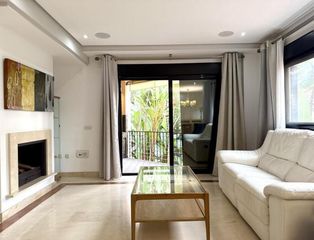 Apartament a Puerto Banús. Elegante apartamento de dos dormitorios en las mimosas, puerto b
