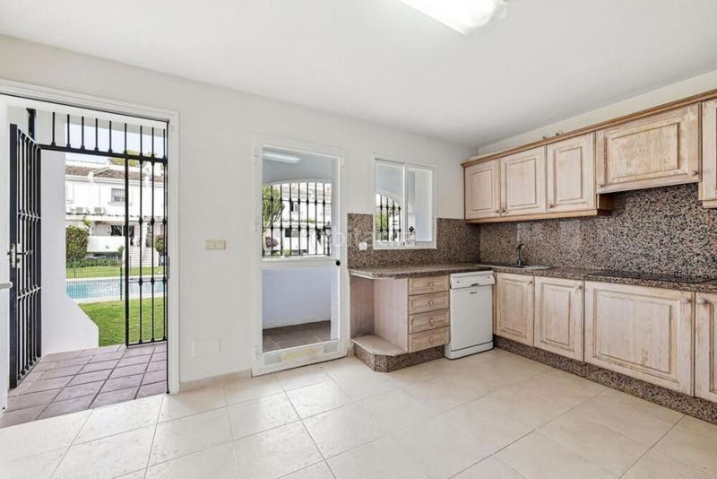 Foto 09ebee94-f82f-4ab1-95b1-bd70f8766829. Casa adossada amb aparcament piscina a Nueva Andalucía centro Marbella