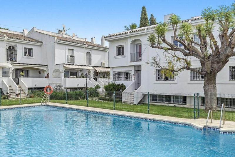 Foto 6e2b4afb-22fb-477d-8ab2-d1d77b7e079d. Casa adossada amb aparcament piscina a Nueva Andalucía centro Marbella