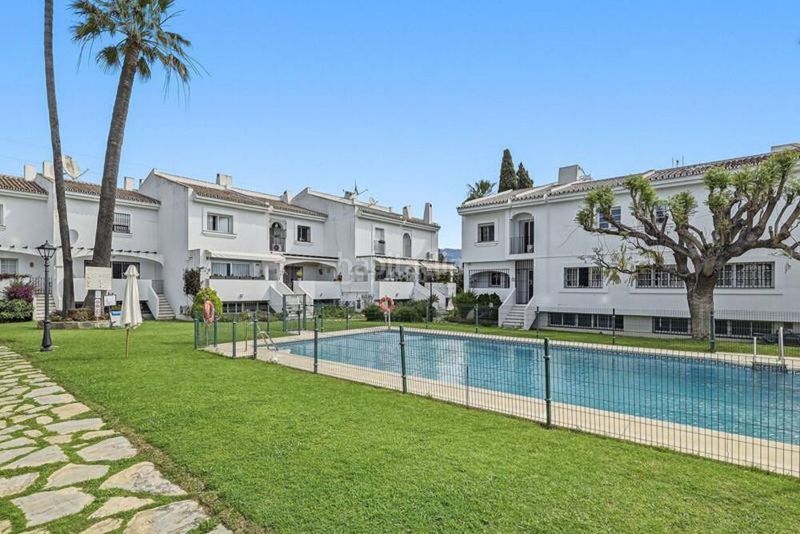Foto ad456cac-55bd-475a-9945-f0dfd39286f9. Casa adossada amb aparcament piscina a Nueva Andalucía centro Marbella