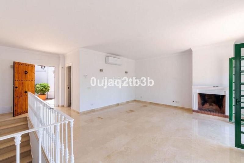 Foto f4b90494-3517-4b66-aa98-577bc23b1bdf. Casa adossada amb aparcament piscina a Aloha Marbella
