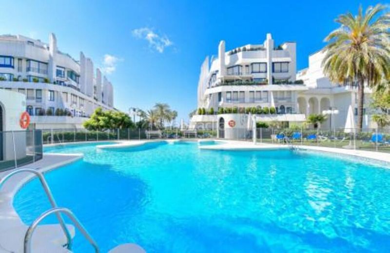 Foto 4a924e78-d550-4e08-a378-a20e031efd0f. Lloguer dúplex amb aparcament piscina a Playa de la Fontanilla Marbella