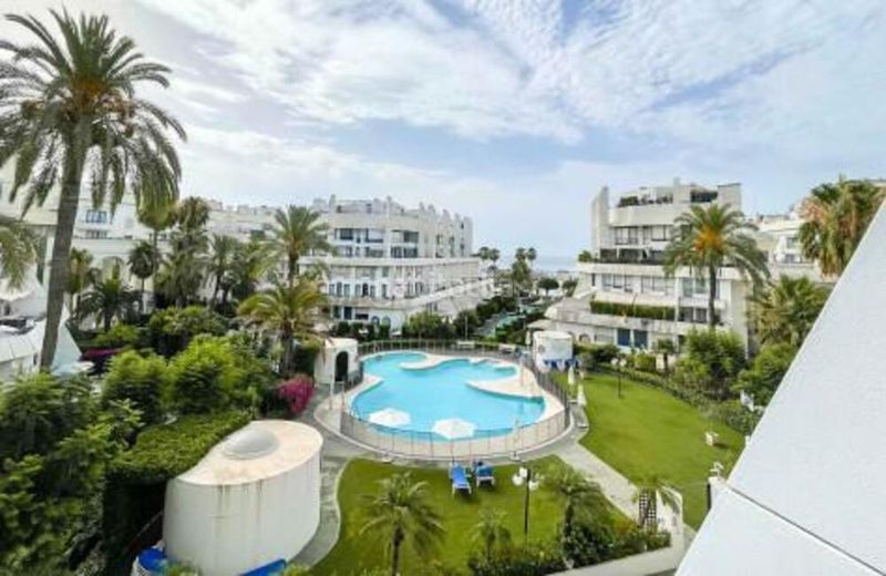 Foto 5bd98d95-f89f-4c81-acdf-236082584e71. Lloguer dúplex amb aparcament piscina a Playa de la Fontanilla Marbella