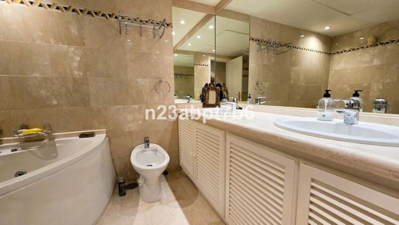Foto 06808687-ad5a-4a21-8eb2-f73d40346244. Lloguer apartament amb aparcament piscina a Los Naranjos Marbella