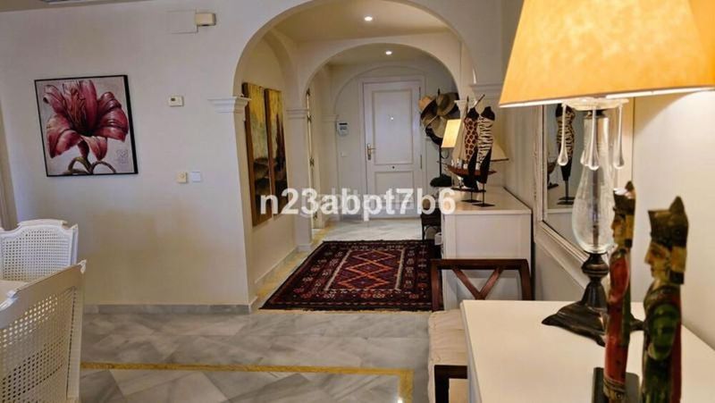 Foto 9aad1c0c-2db6-4229-9cf2-b2063b5e0a94. Lloguer apartament amb aparcament piscina a Los Naranjos Marbella