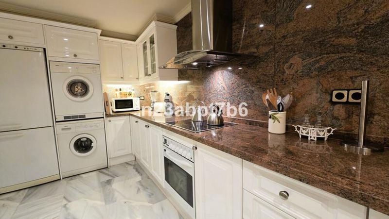 Foto c73677a8-bfd6-46aa-ad02-dbad70dc75a9. Lloguer apartament amb aparcament piscina a Los Naranjos Marbella
