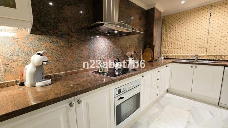 Foto ca03e533-e107-4e33-b42c-27b6b692fb2d. Lloguer apartament amb aparcament piscina a Los Naranjos Marbella