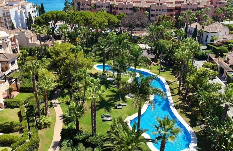 Foto a6fca43a-8bd0-4d1e-9580-680bccc2ae13. Apartament amb calefacció aparcament piscina a Puerto Banús Marbella