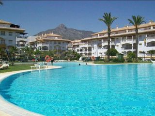Rent Ground floor in La Dama de Noche - La Alzambra. Amplio apartamento de 2 dormitorios y 2 baños para alquiler a la