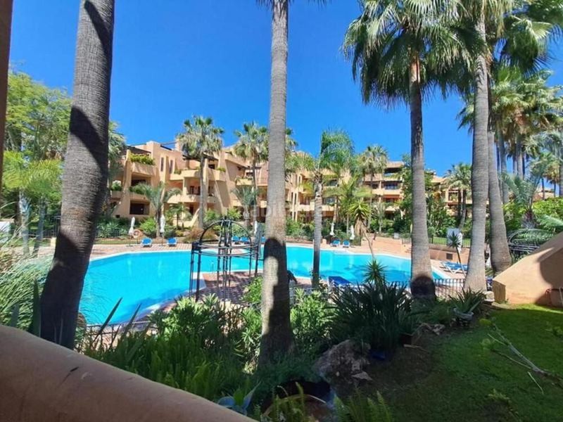 Foto 8dc68cc4-3a2d-4017-9b70-45113e3ec0b7. Lloguer planta baixa amb aparcament piscina a Nueva Alcántara Marbella