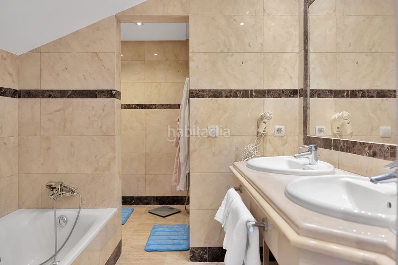 Foto d6e2aaf1-80e5-479b-abd4-e502d65a1cac. Lloguer àtic amb aparcament piscina a La Dama de Noche - La Alzambra Marbella