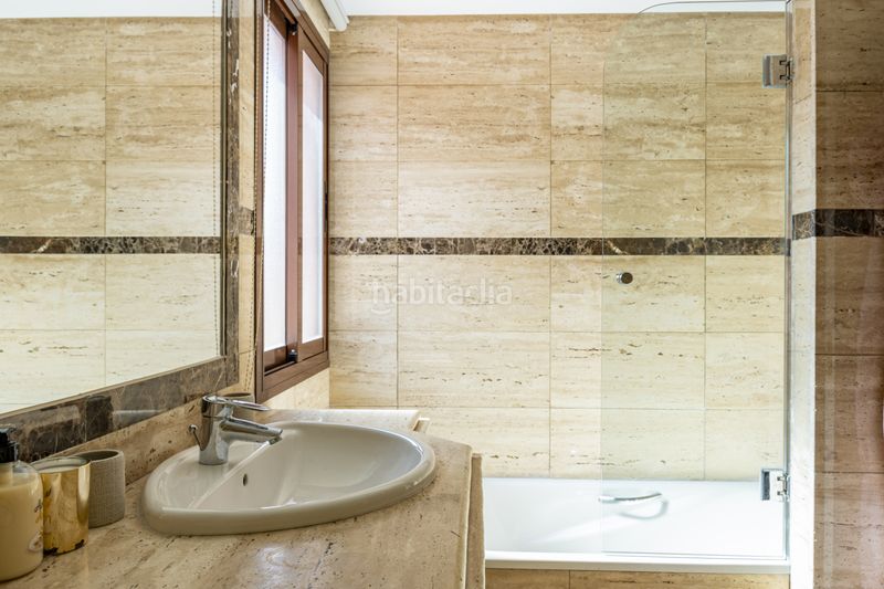 Foto f6c92a79-1f53-49f4-a684-75ea870ad9ff. Lloguer àtic amb aparcament piscina a La Dama de Noche - La Alzambra Marbella