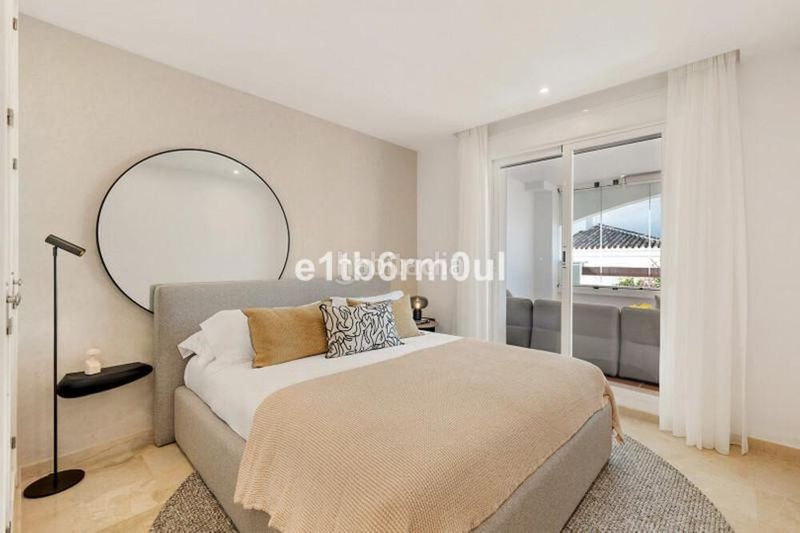 Foto 017bae1b-ba35-46c5-b50e-69b5cd2b92e0. Apartament amb aparcament piscina a Los Naranjos Marbella