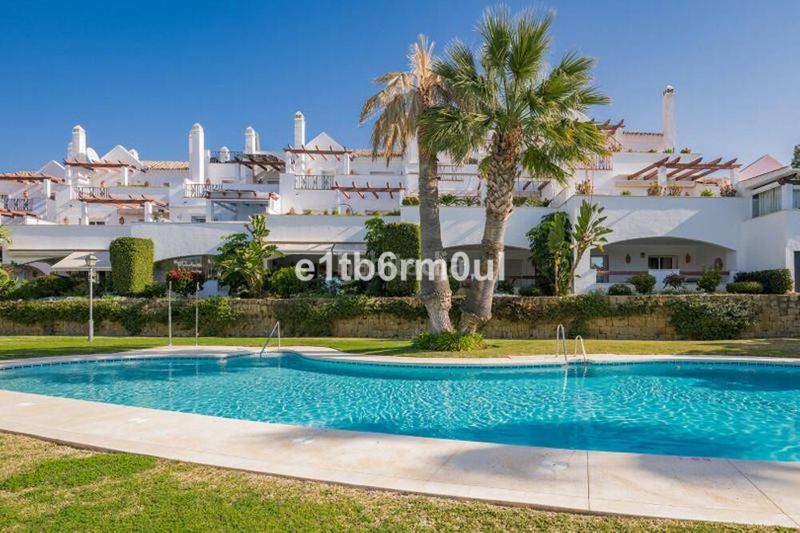 Foto 39d1d19f-596d-4afc-8dc9-7a8f19307230. Apartament amb aparcament piscina a Los Naranjos Marbella