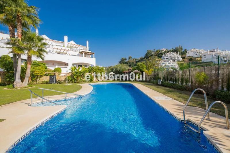 Foto 99211f94-fa66-441e-9aea-ca40b04df1f0. Apartament amb aparcament piscina a Los Naranjos Marbella
