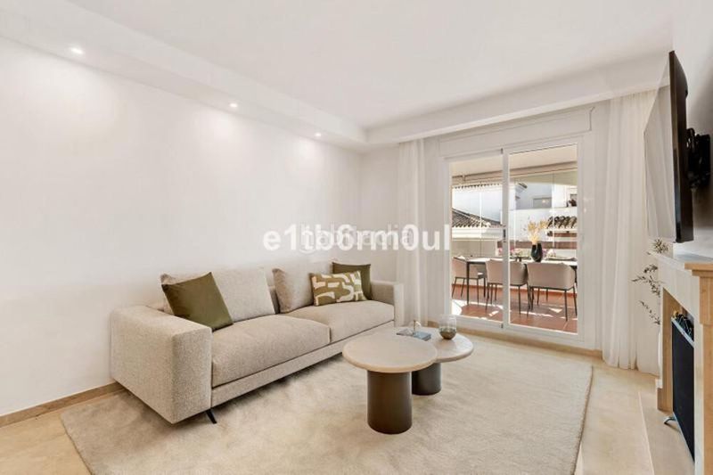 Foto 9ba00000-b733-4bbf-a113-dace54a2bcbc. Apartament amb aparcament piscina a Los Naranjos Marbella
